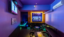 Zona de bar e relax na SaunApolo 56, onde poderá tomar uma bebida e confraternizar com os anfitriões das festas.