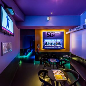 Bar y zona de relax SaunApolo 56, donde podrás tomar algo y socializar con los anfitriones de las fiestas.