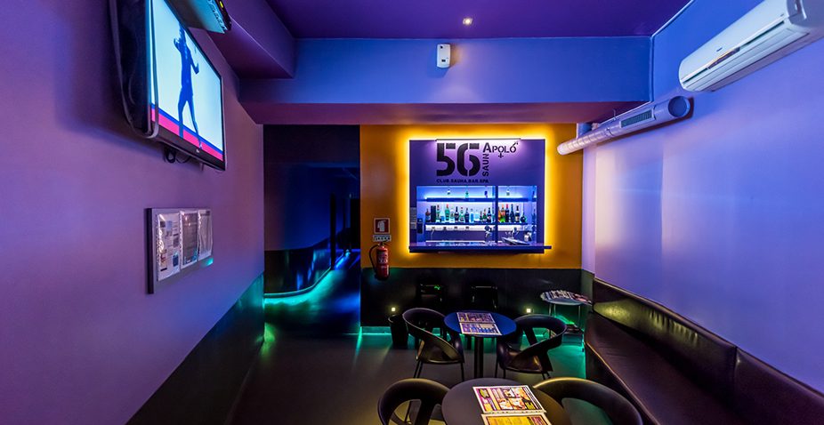 Zona de bar e relax na SaunApolo 56, onde poderá tomar uma bebida e confraternizar com os anfitriões das festas.