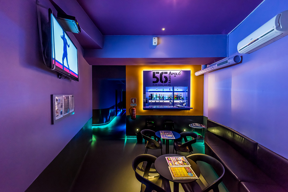 Zona de bar e relax na SaunApolo 56, onde poderá tomar uma bebida e confraternizar com os anfitriões das festas.