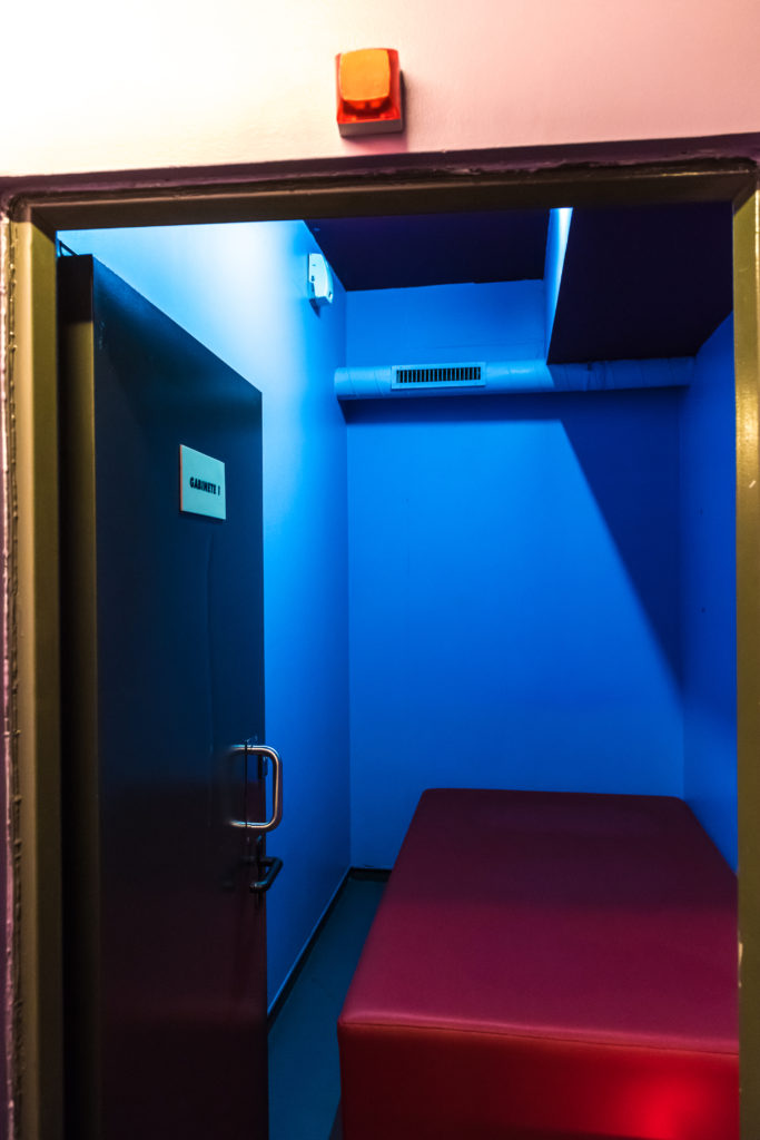Cabine privativa com TV e filmes porno XXX na saunApolo56