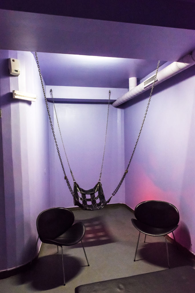 Cabine privativa com sling - Baloiço sexual na SaunApolo56